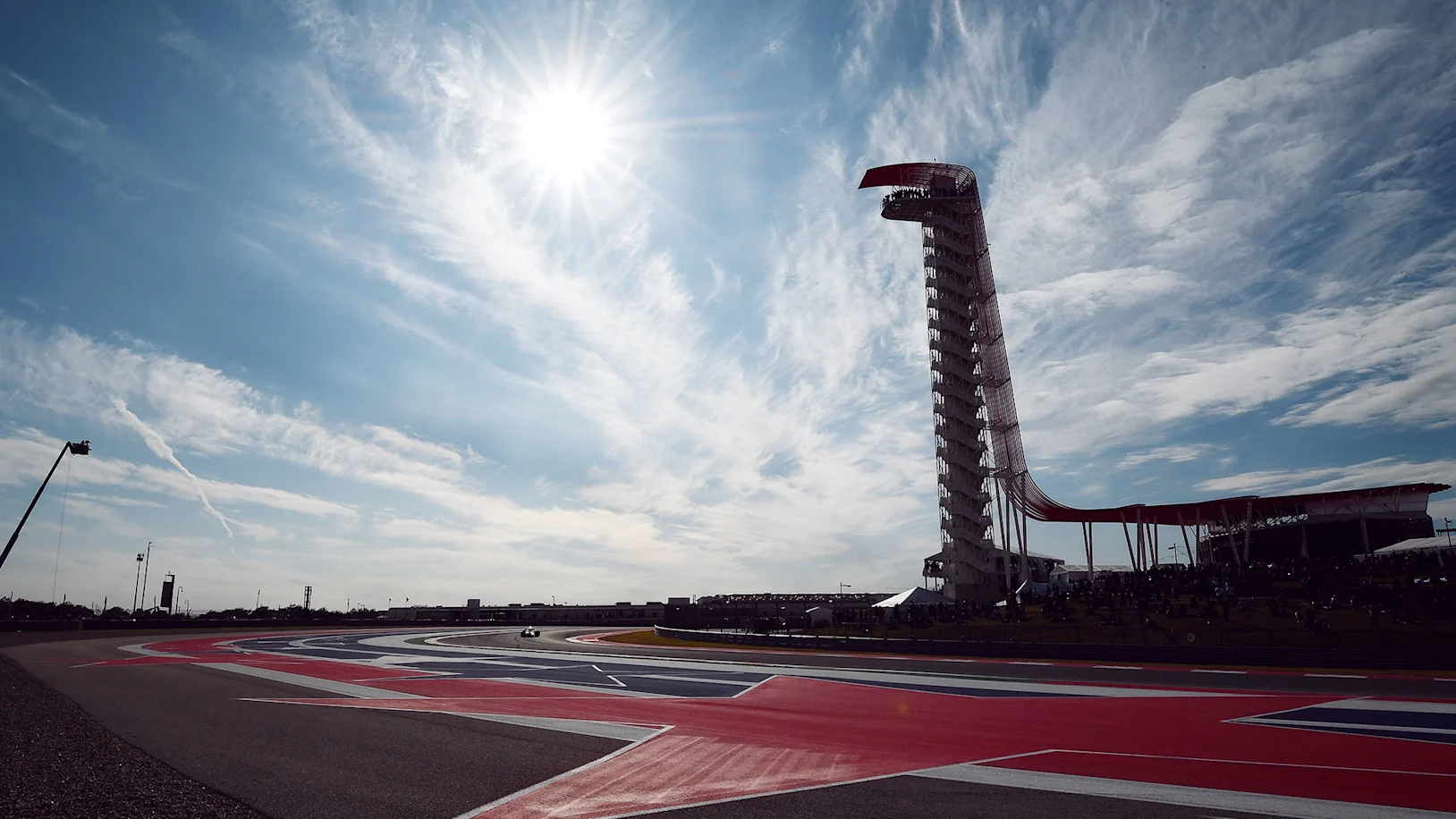 BAHRAIN INTERNATIONAL CIRCUIT, BAHRAIN - APRIL 08: Sebastian Vettel, Ferrari SF71H, leads Valtteri Bottas, Mercedes AMG F1 W09, Kimi Raikkonen, Ferrari SF71H, and the rest of the field at the start of the race during the Bahrain GP at Bahrain International Circuit on April 08, 2018 in Bahrain International Circuit, Bahrain. (Photo by Andy Hone / LAT Images)