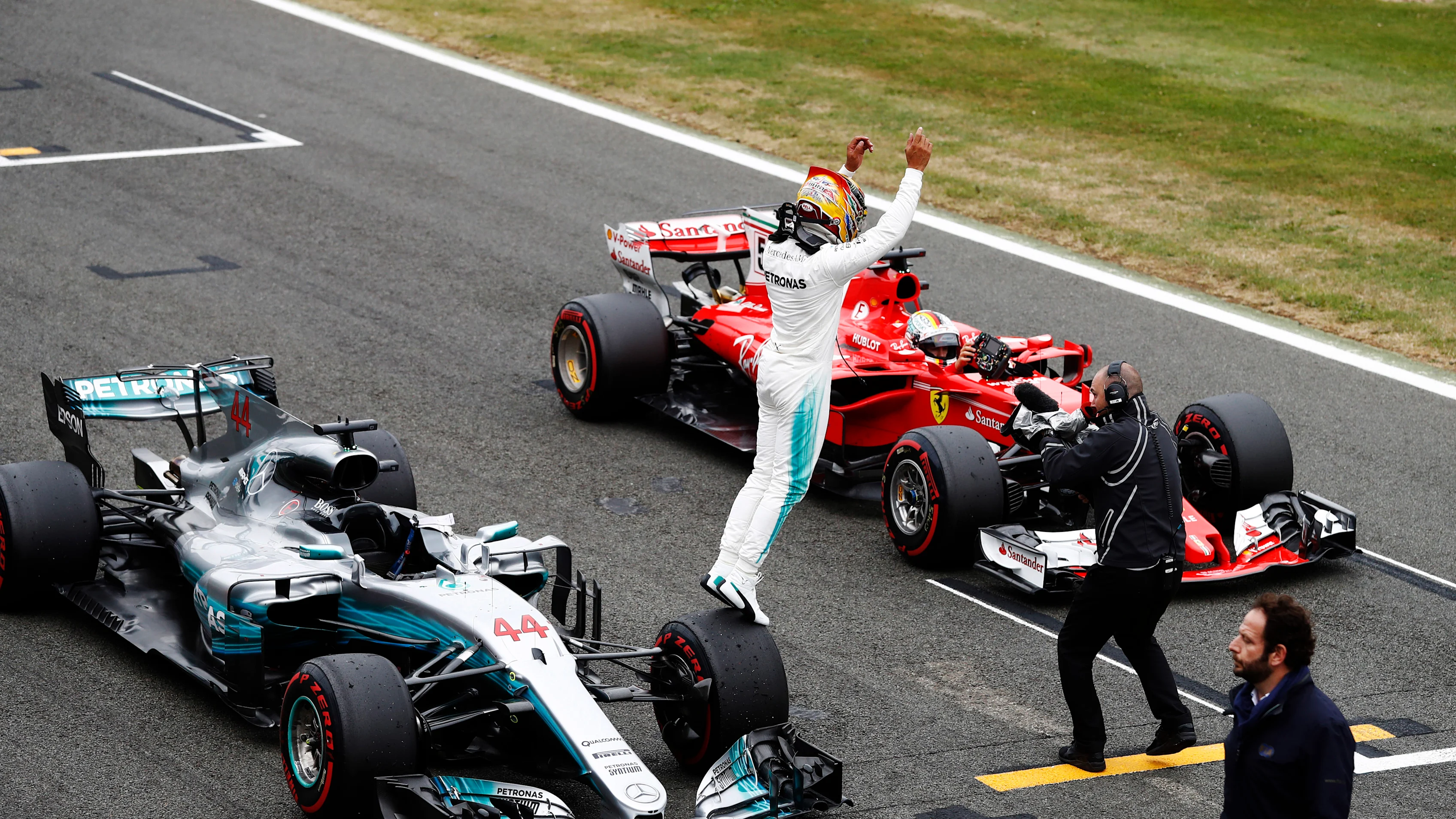 www.sutton-images.com
Pole sitter Lewis Hamilton (GBR) Mercedes-Benz F1 W08 Hybrid celebrates in