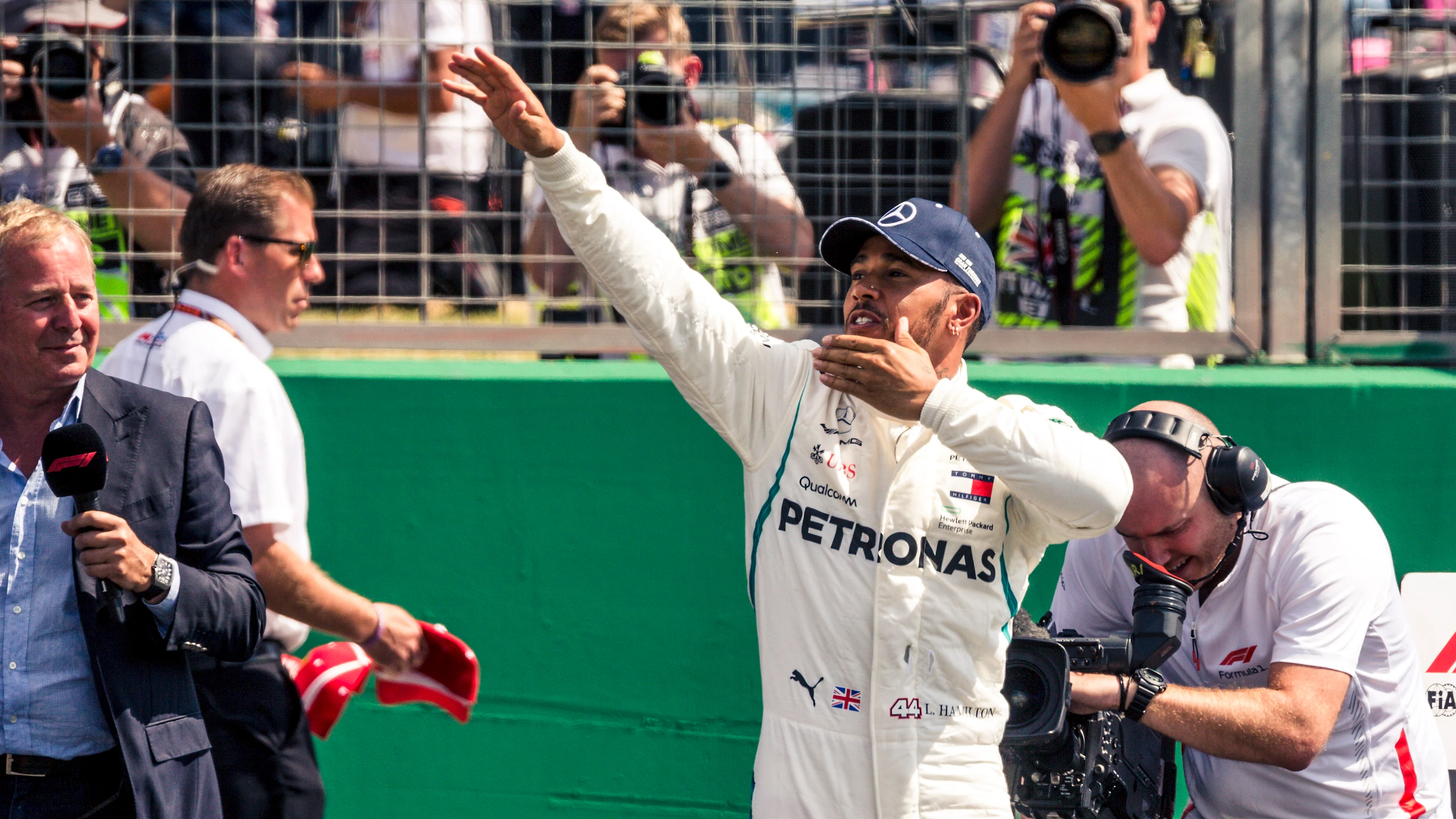 www.sutton-images.com
Pole sitter Lewis Hamilton (GBR) Mercedes-AMG F1 celebrates in parc ferme at