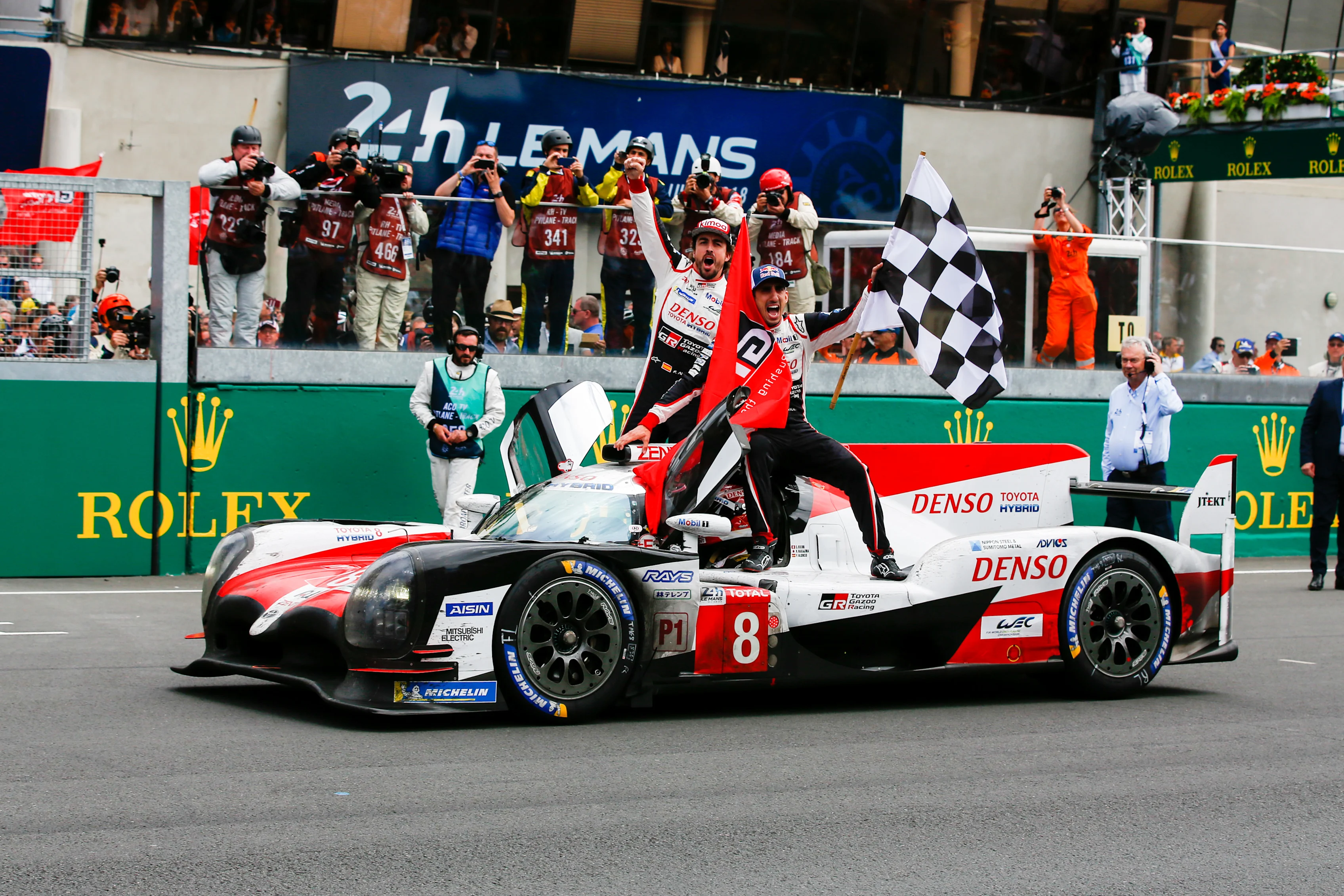 CIRCUIT DE LA SARTHE, FRANCE - JUNE 17: #8 Toyota Gazoo Racing Toyota TS050: Sébastien Buemi,