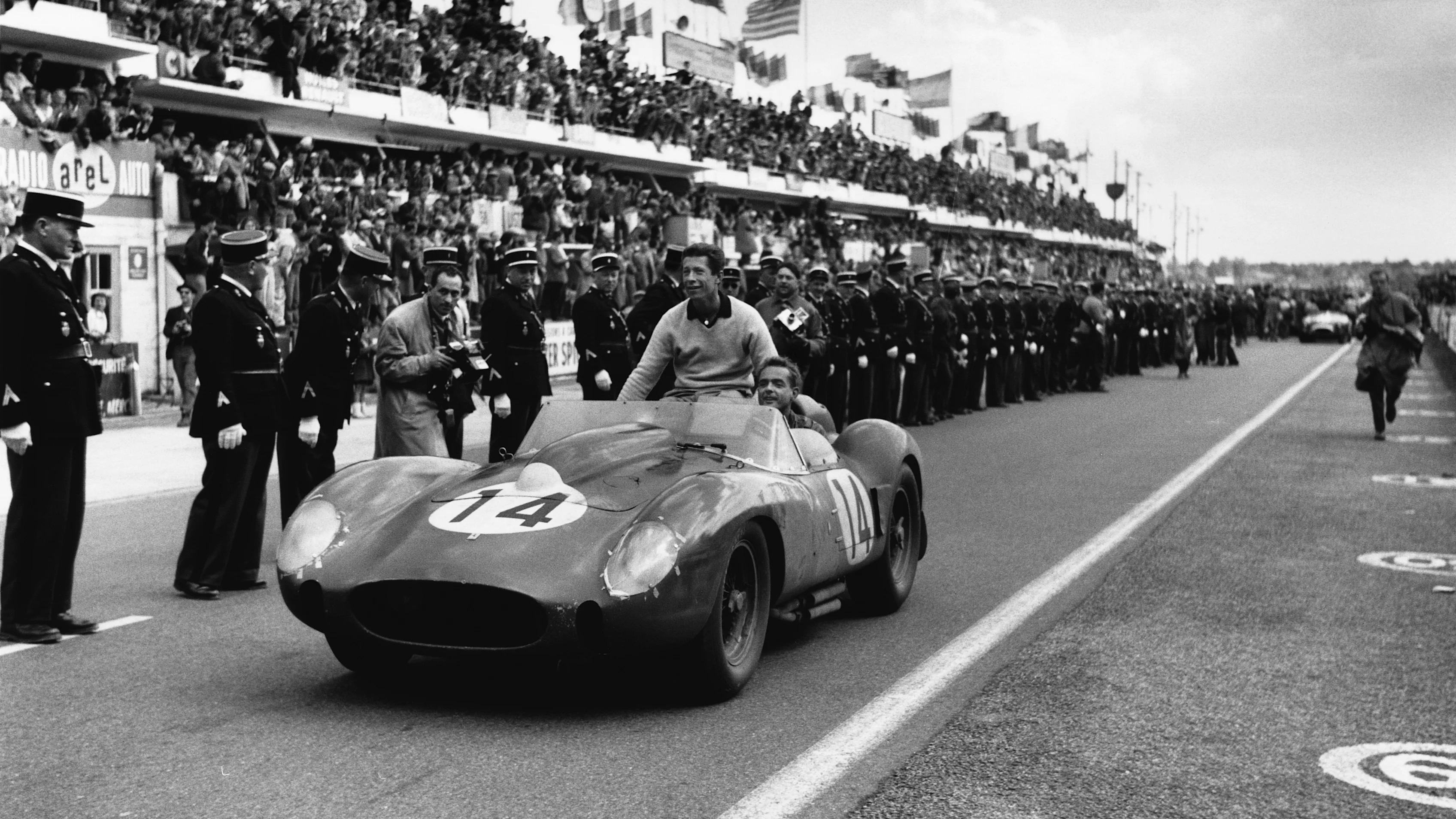 7918F_14_LM58.JPG
1958 Le Mans 24 hours, Le Mans, France.
22 June 1958.
Olivier Gendebien (right)