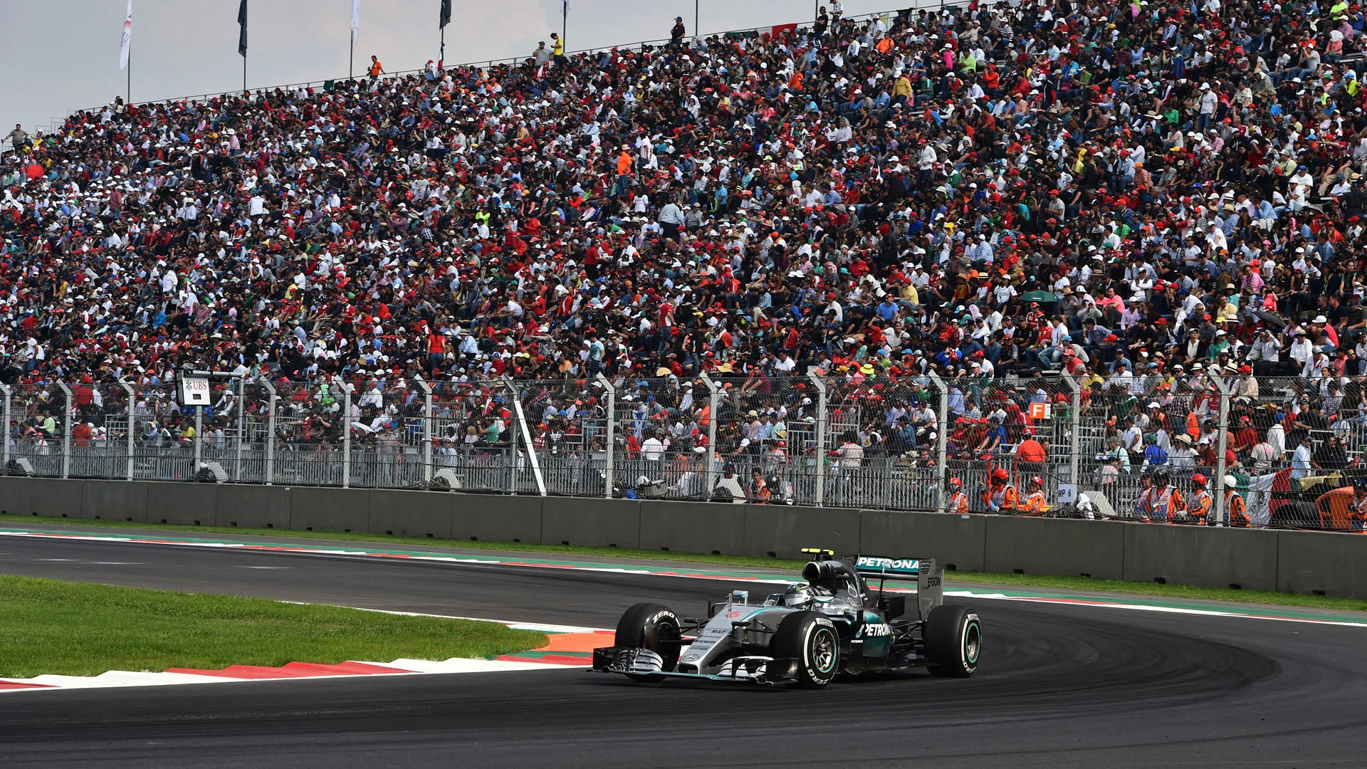 www.sutton-images.com
Nico Rosberg (GER) Mercedes AMG F1 W06 at Formula One World Championship,
