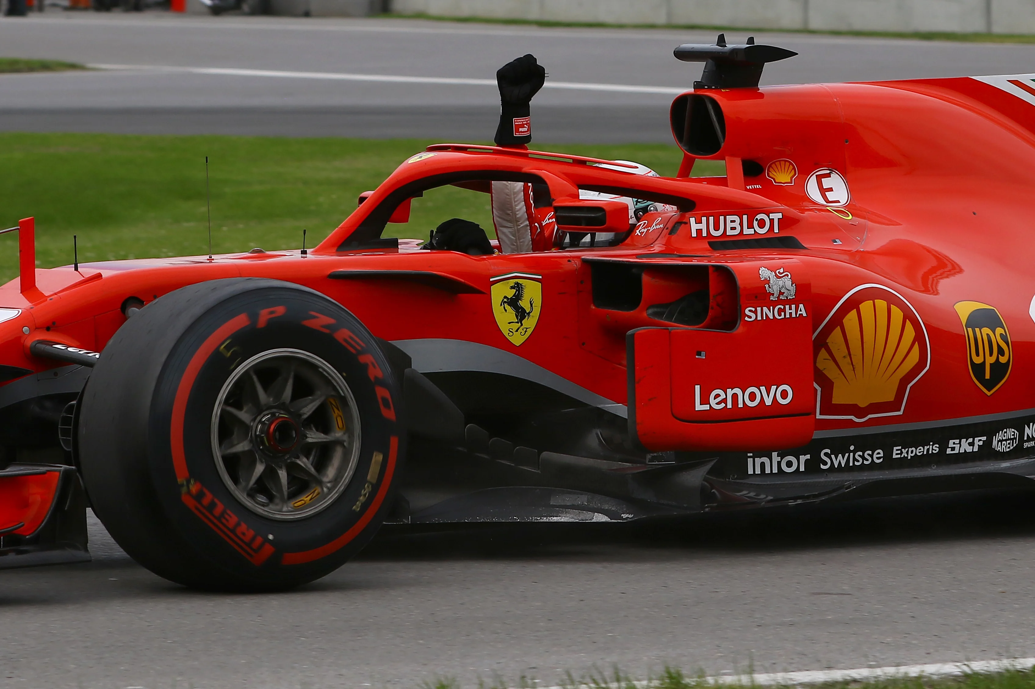 www.sutton-images.com
Race winner Sebastian Vettel (GER) Ferrari SF-71H waves at the end of the