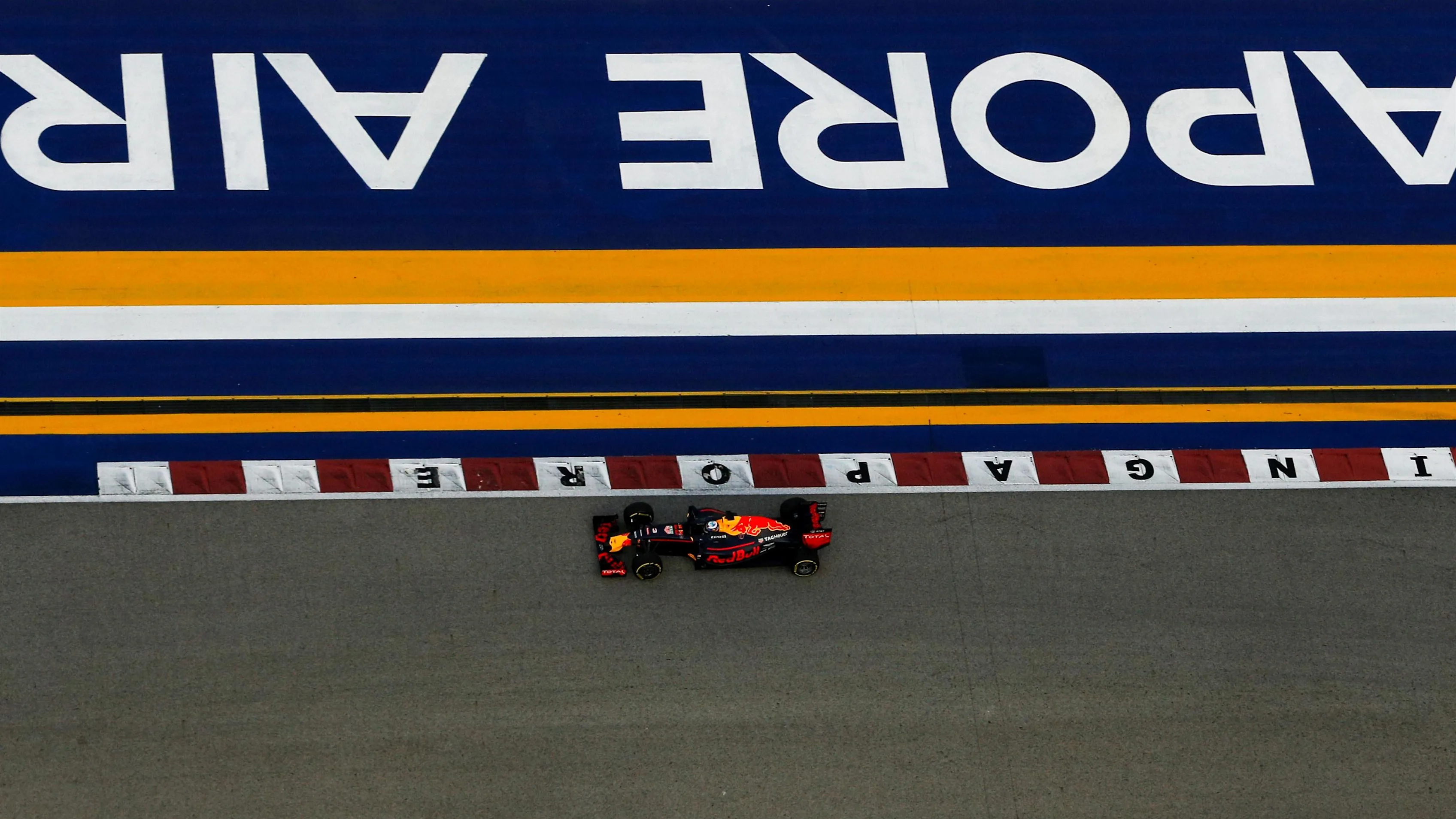 Daniel Ricciardo (AUS) Red Bull Racing RB12 at Formula One World Championship, Rd15, Singapore Grand Prix, Qualifying, Marina Bay Street Circuit, Singapore, Saturday 17 September 2016. &copy; Sutton Images