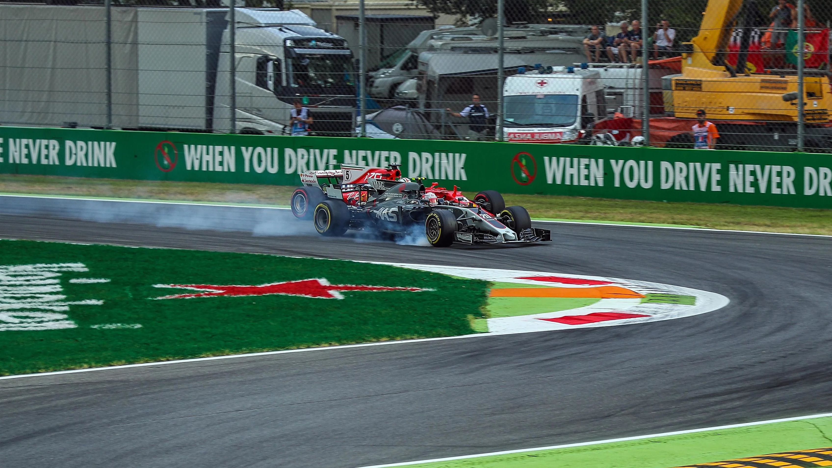 Kevin Magnussen (DEN) Haas VF-17 locks up and runs wide alongside Sebastian Vettel (GER) Ferrari SF70-H at Formula One World Championship, Rd13, Italian Grand Prix, Practice, Monza, Italy, Friday 1 September 2017. © Sutton Images