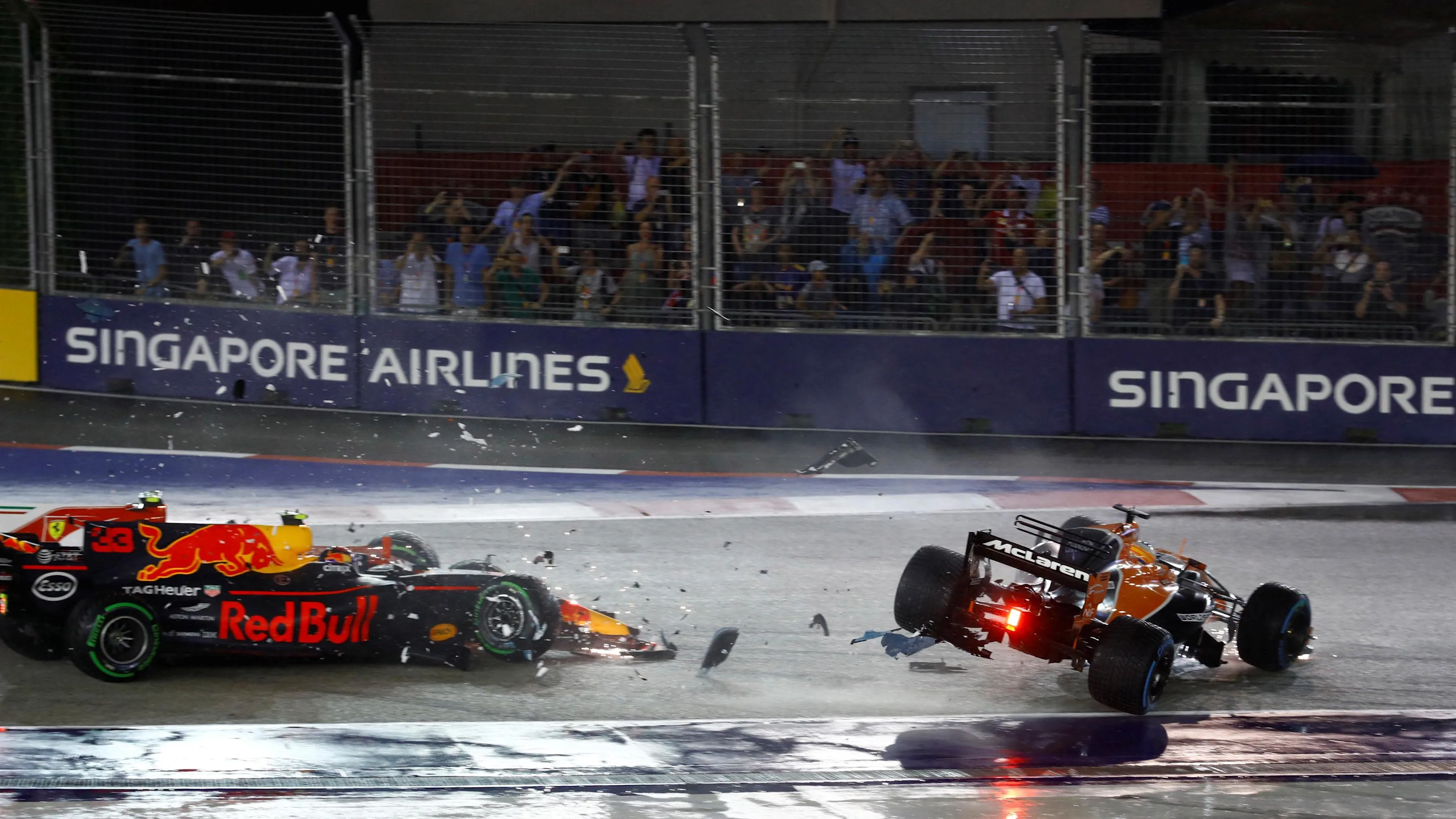 Kimi Raikkonen (FIN) Ferrari SF70-H, Max Verstappen (NED) Red Bull Racing RB13 and Fernando Alonso (ESP) McLaren MCL32 crash at the start of the race at Formula One World Championship, Rd14, Singapore Grand Prix, Race, Marina Bay Street Circuit, Singapore