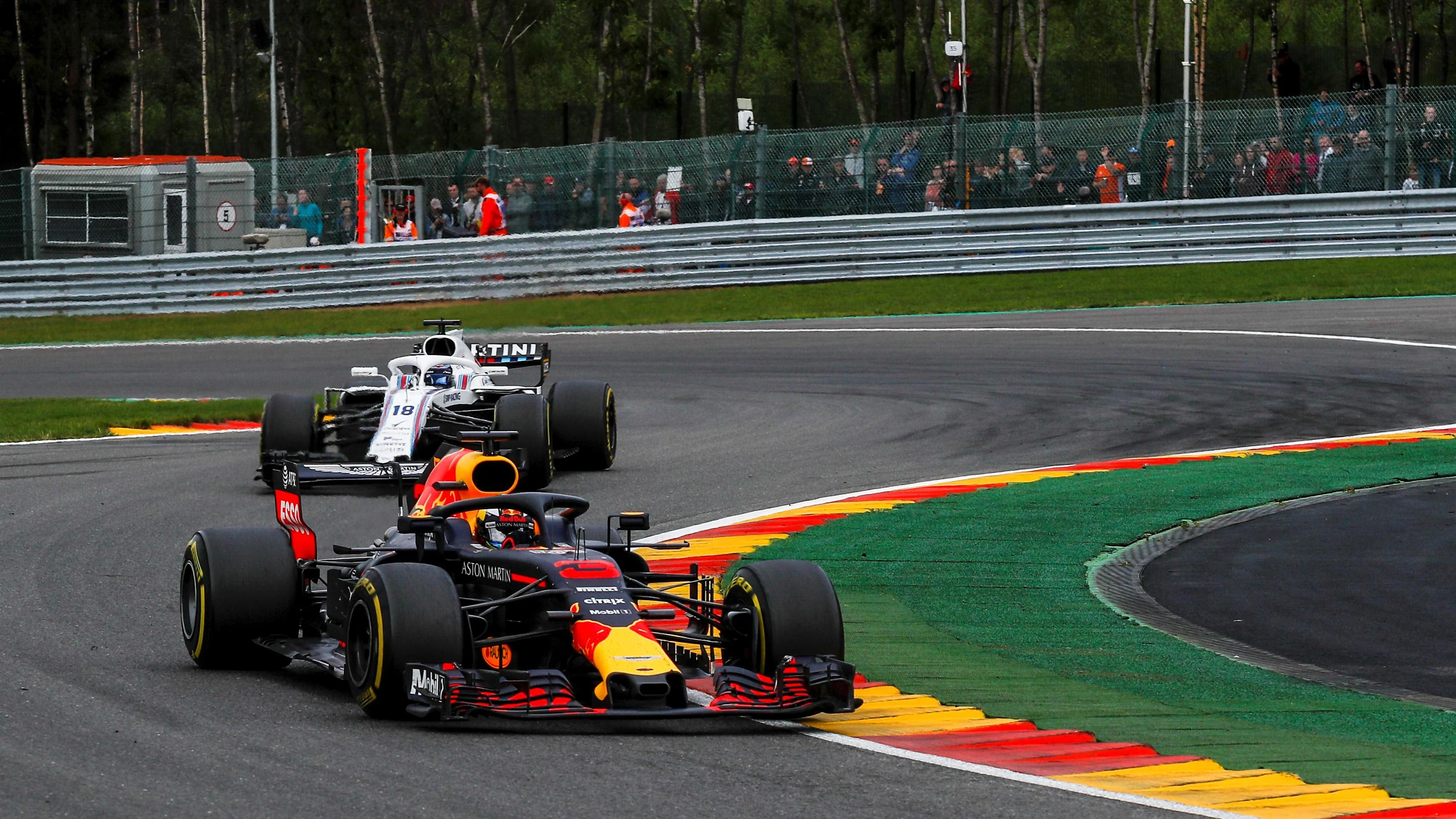 Daniel Ricciardo, Red Bull Racing RB14 and Lance Stroll, Williams FW41 at Formula One World