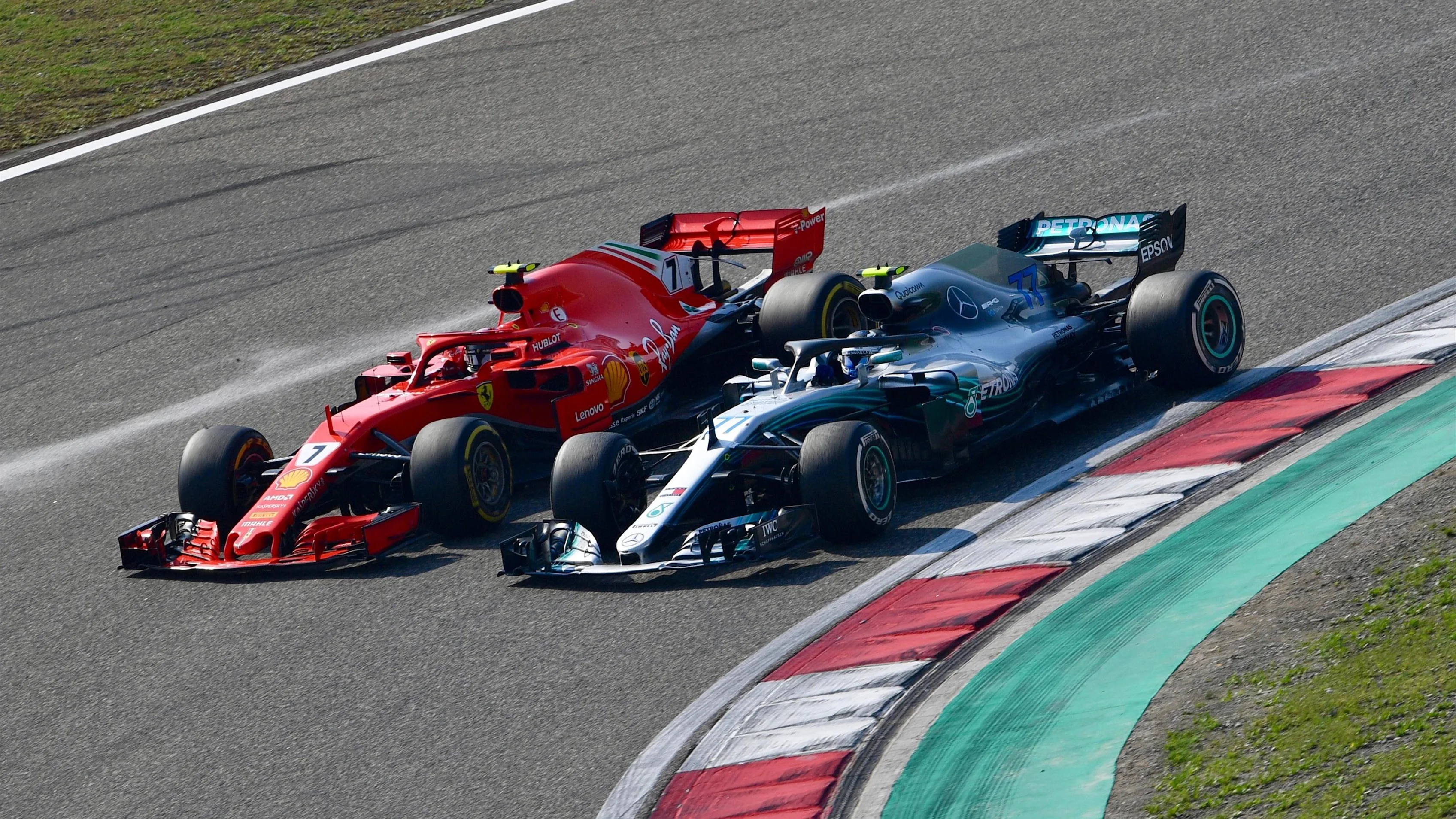 Lewis Hamilton (GBR) Mercedes-AMG F1 W09 EQ Power+ and Daniel Ricciardo (AUS) Red Bull Racing RB14 at Formula One World Championship, Rd3, Chinese Grand Prix, Race, Shanghai, China, Sunday 15 April 2018. © Rubio/Sutton Images